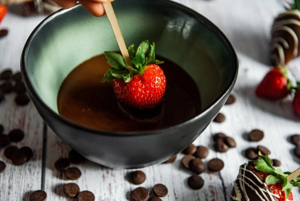 ¿por qué una fondue de chocolate es la elección adecuada para amenizar una velada con amigos
