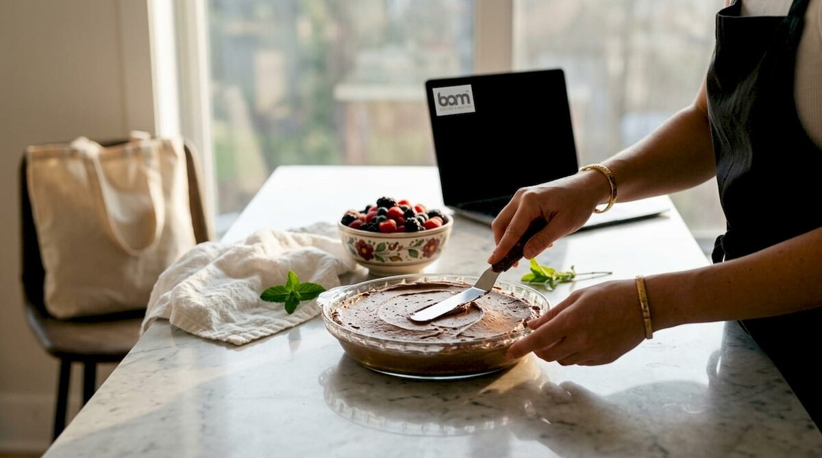 Manos preparando un postre de mousse de chocolate sin hornear