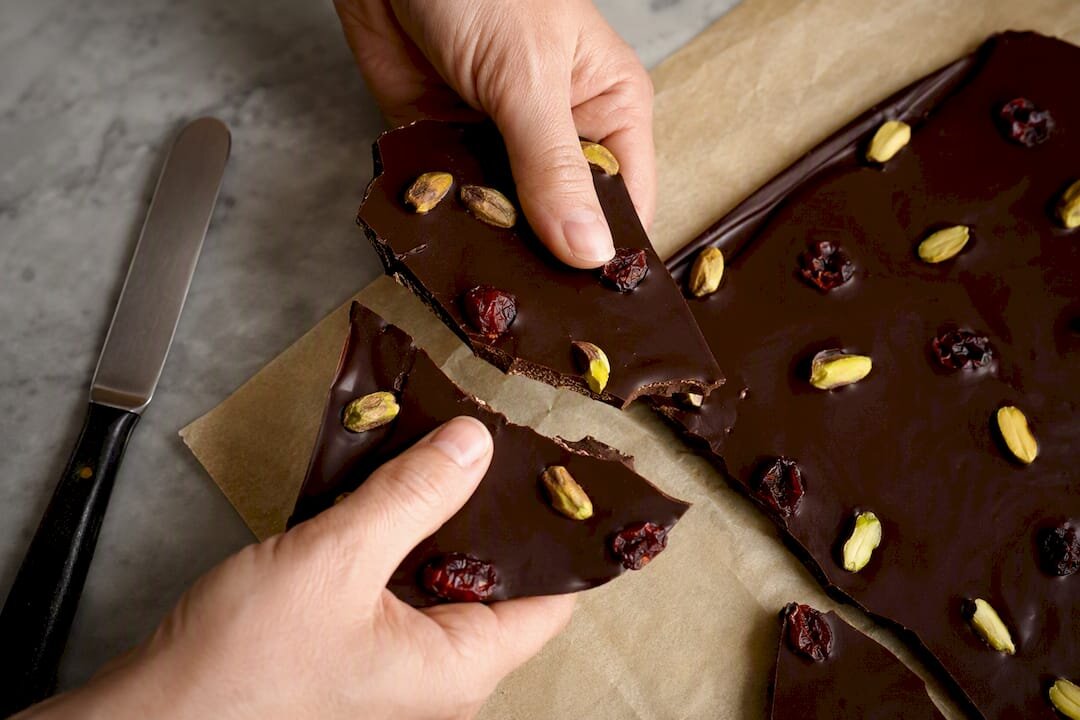Trozos de chocolate templado brillante para partir con la mano