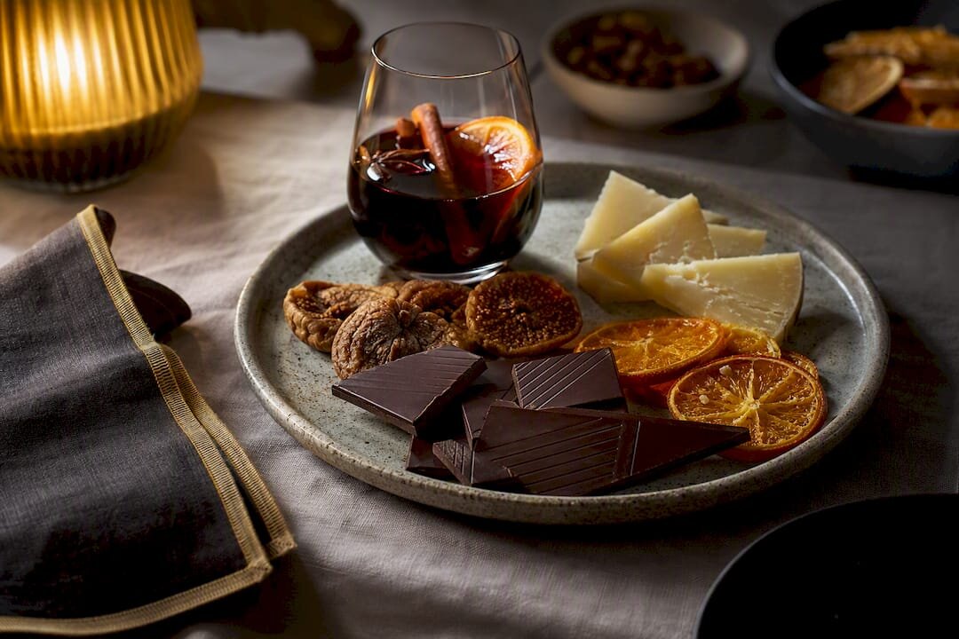 Chocolate negro maridado con vino, fruta y queso