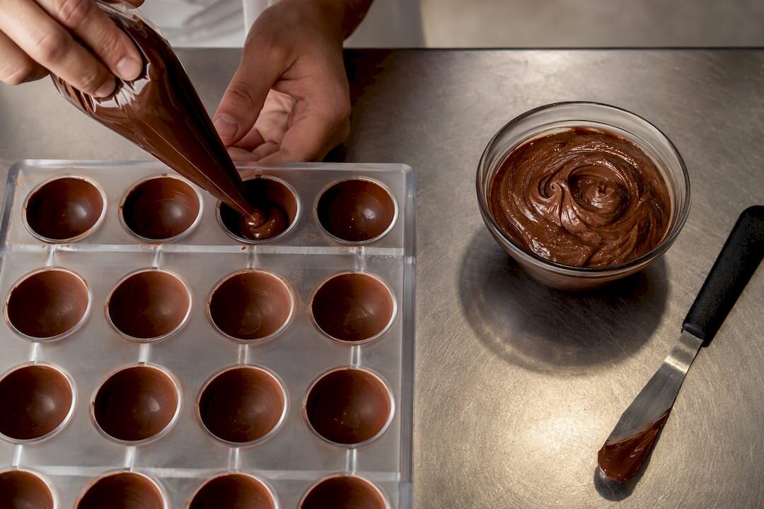 Cáscaras de chocolate preparadas para rellenar