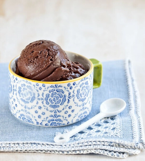 helado de chocolate con corteza de chocolate