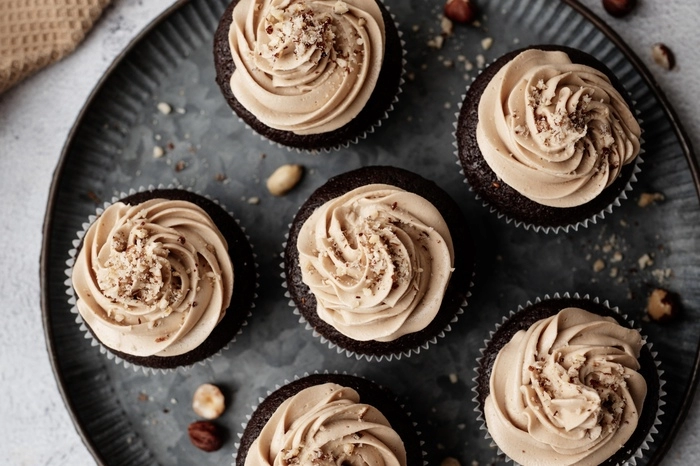 magdalenas de chocolate con crema de mantequilla y caramelo salado
