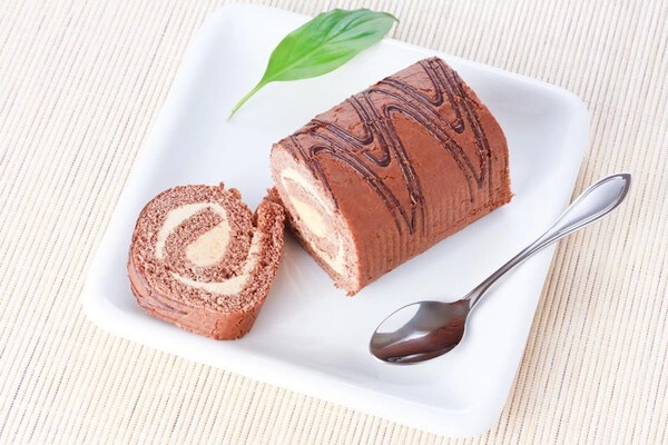 pastel de chocolate sin harina hecho con 3 tipos de chocolate