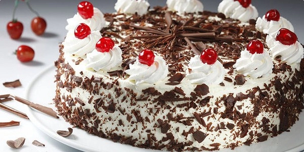 pastel de chocolate y cerezas