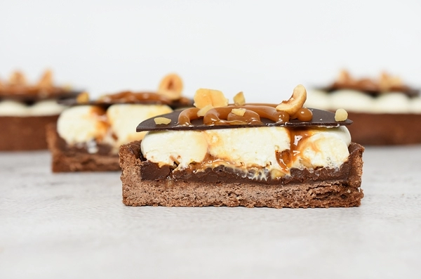 pasteles de chocolate caramelo y crema de leche