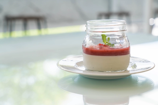 panna cotta con salsa de cerezas y jengibre