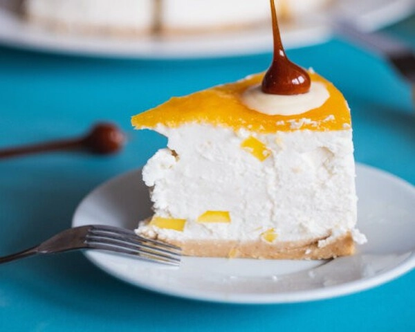 tarta de queso y chocolate blanco sin hornear con fruta de la pasión
