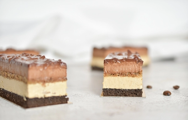 rodajas de chocolate con café y nueces