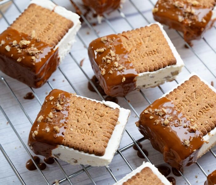 sándwich de helado de vainilla con cobertura de caramelo salado bam