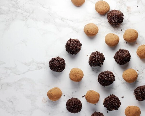 bolas de chocolate rellenas de kinder bueno