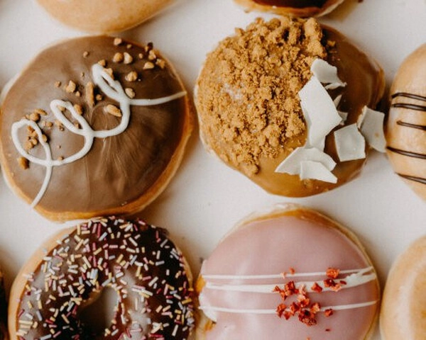 donuts de chocolate rubí con frambuesas