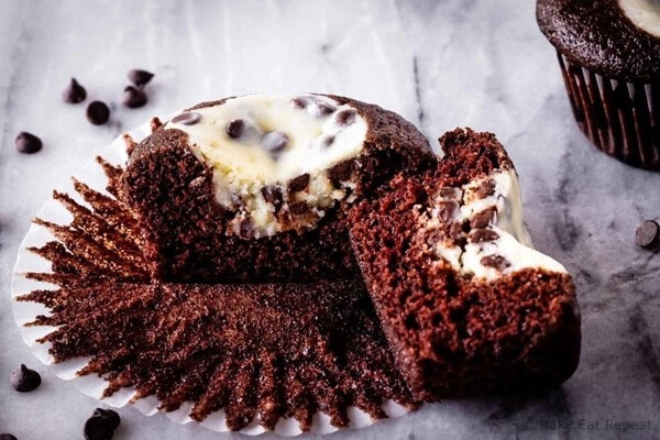 magdalenas de chocolate con relleno de tarta de queso