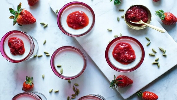 panna cotta con cobertura de fresas bam