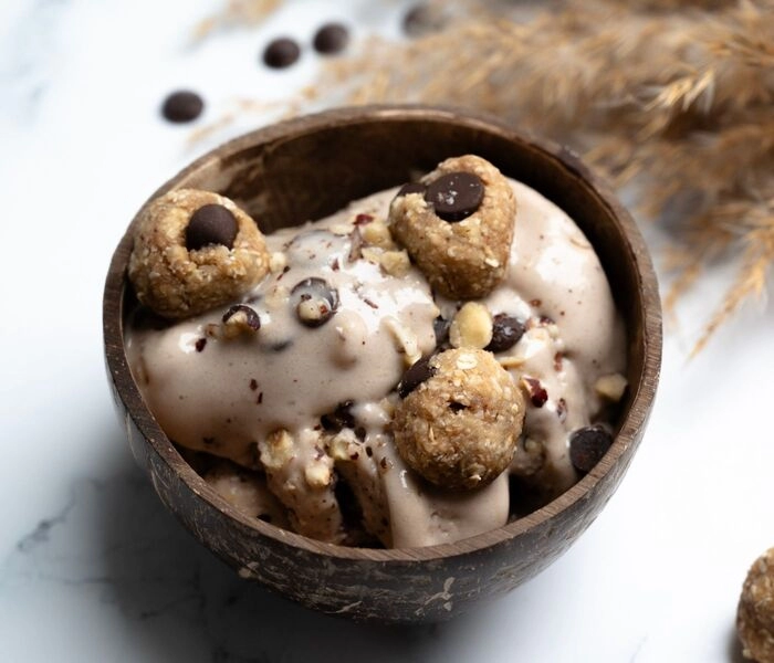 fit helado de plátano con bolas de galleta