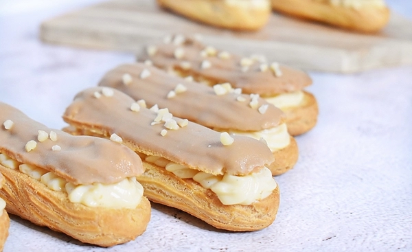 eclair con crema de vainilla y caramelo