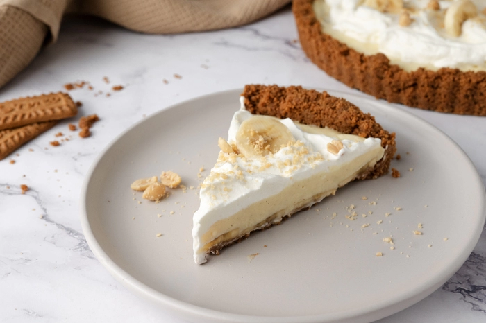 delicioso pastel de plátano con crema de vainilla