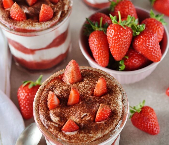 tiramisú de fresa en vaso