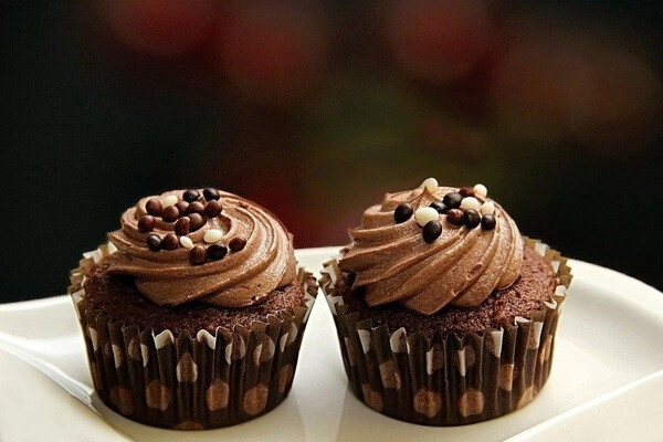 mini tartas de chocolate rellenas de crema parisina y guindas