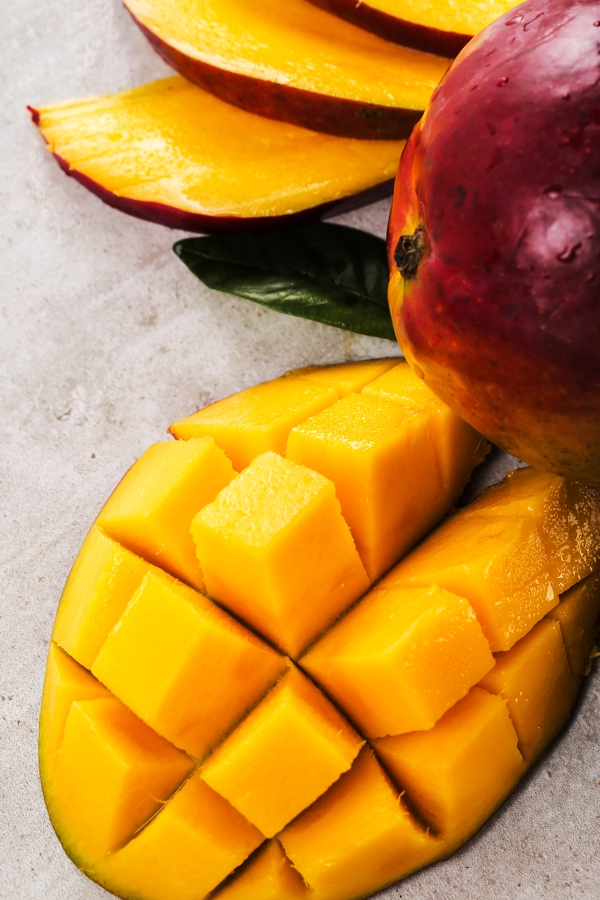 mousse con cobertura de chocolate blanco y mango