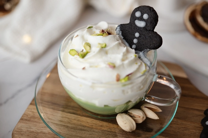 chocolate caliente de pistacho con galletas negras