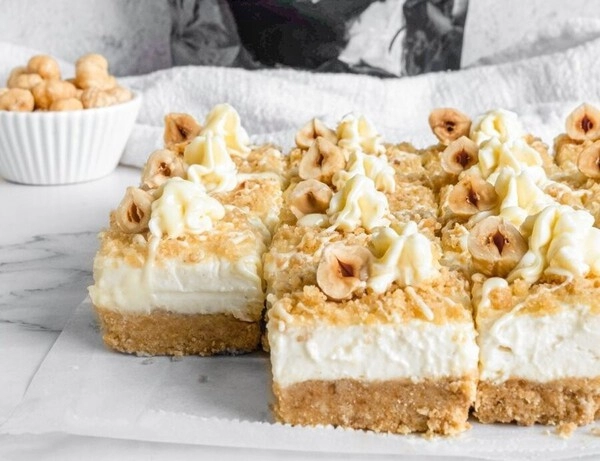 tarta de queso y chocolate blanco con avellanas tostadas