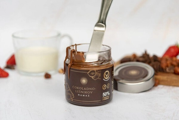 barquitos de fruta con crema de cacao y avellanas