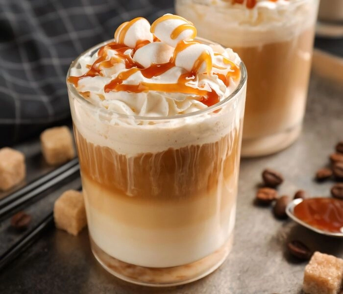 café helado con caramelo