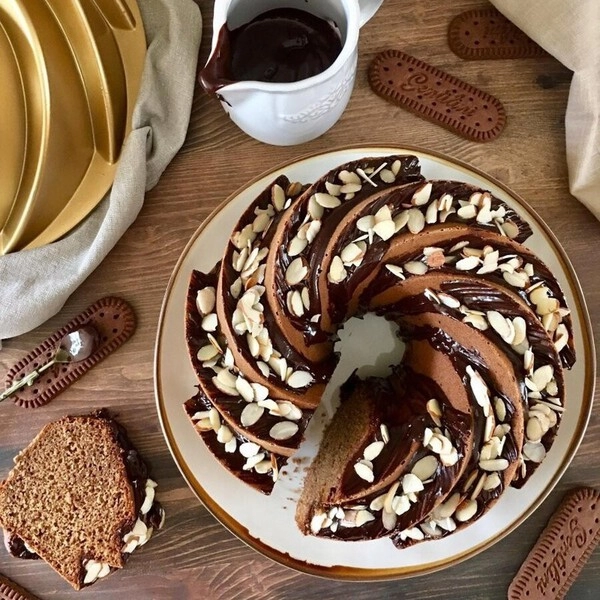 tarta de almendras con leche caliente y café