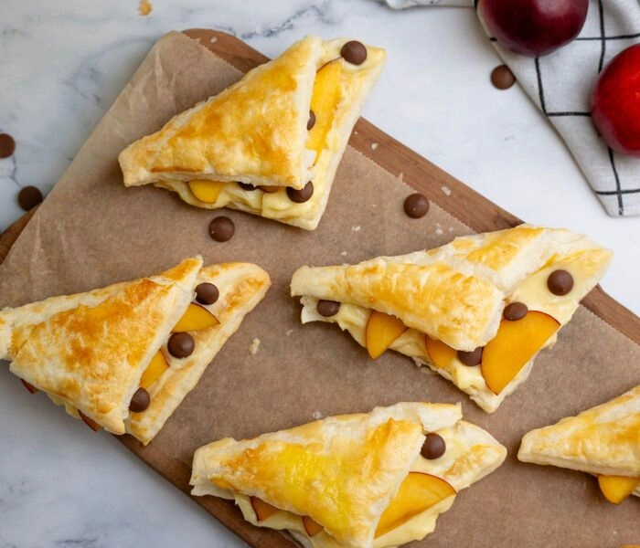 crema sencilla de vainilla en hojaldre con nectarinas y chocolate