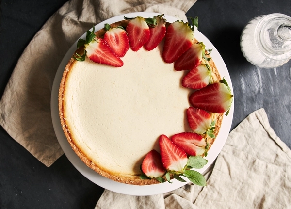 tarta de queso con chocolate blanco y fresas