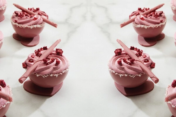 mousse de chocolate rubí con frambuesas