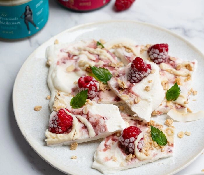 barrita de yogur helado con mermelada de frambuesa y coco para untar