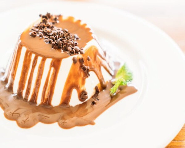 panna cotta con salsa de toffee