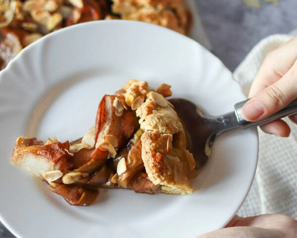 galleta con caramelo salado y manzanas