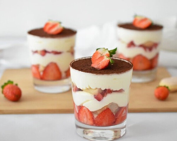 tiramisú de chocolate blanco y fresas en vaso
