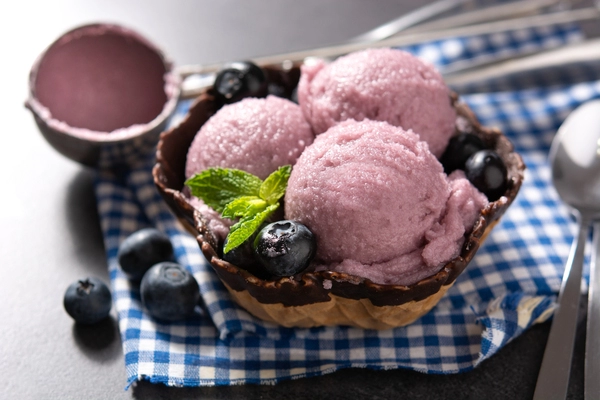 helado con crumble y arándanos
