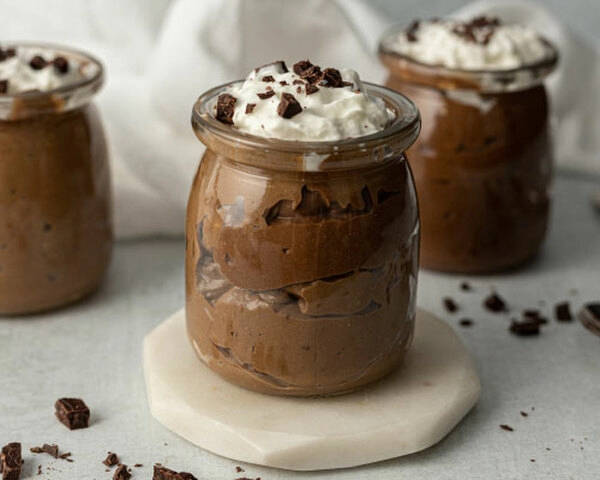 tazas de chocolate con crema de chocolate