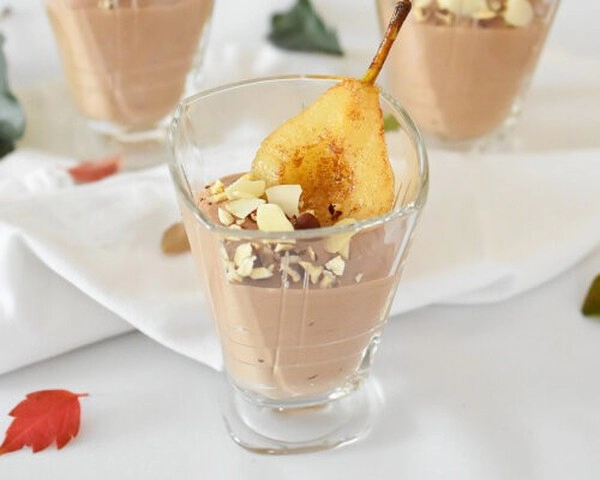 mousse de chocolate con pera en un vaso