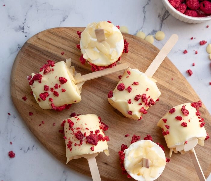 paletas de tarta de queso con frambuesas liofilizadas