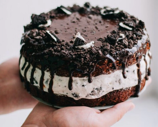 tarta de chocolate glaseado con leche o chocolate negro