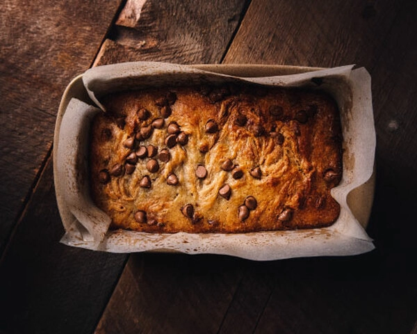 pan de plátano con chocolate y frambuesas