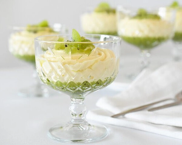crema de vainilla con kiwi en vaso