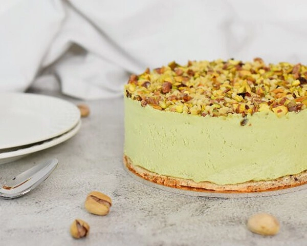 tarta de chocolate blanco con frambuesas y pistachos